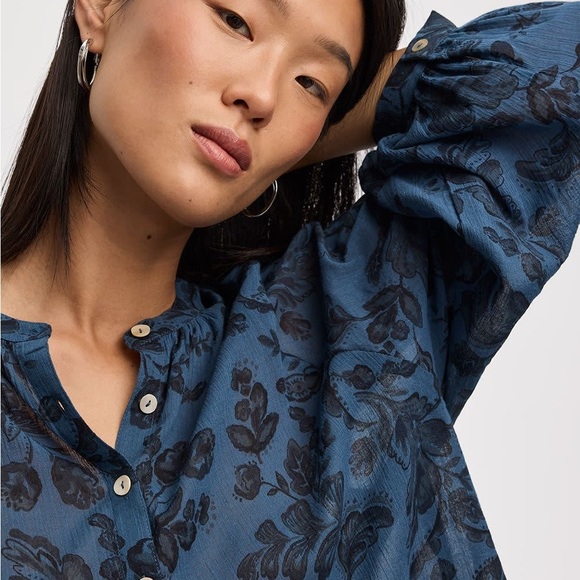 NWT Reitmans Navy Floral Blouse - Picture 4 of 6